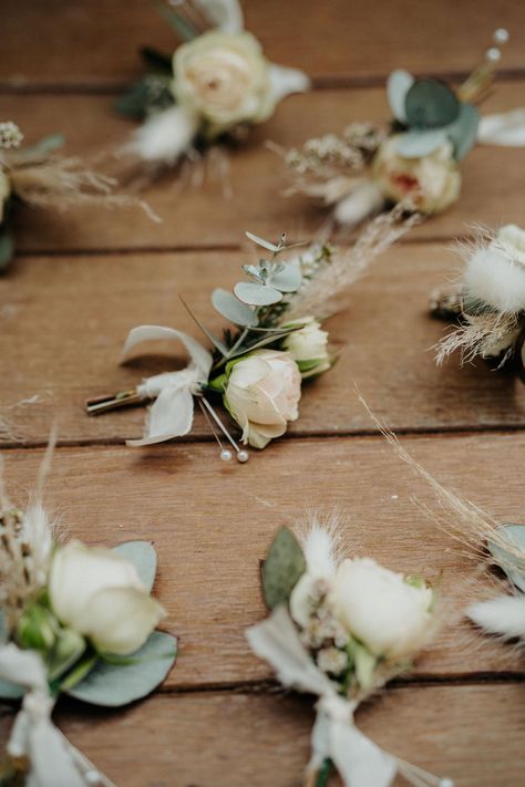 Let's be real - the chances of your groom or the groomsmen having any idea what a buttonhole is, our how it should look is slim. SO let's make it easy! These S T U N N I N G creations are made up of fresh cream roses, gum leaf foliage and a sprinkle of pampas grass for the gorgeous whimsical effect White Rose And Pampas Buttonhole, White Rose Pampas Grass Boutonniere, Pampas Grass Boutonniere, Boutineer Wedding, Groomsmen Buttonholes, October Wedding Flowers, Button Holes Wedding, Grass Wedding, Vintage Wedding Theme