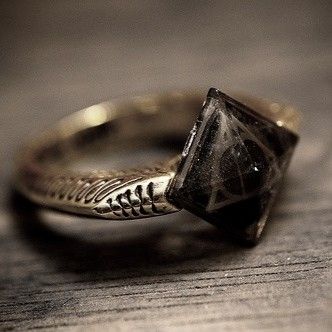 Slytherin Ring Aesthetic, Tom Riddle Ring, Horcrux Aesthetic, Tomarry Aesthetic, Marvolo Gaunt Ring, Gaunt Family, Tom Riddle Aesthetic, Horcrux Ring, Harry Potter Closet