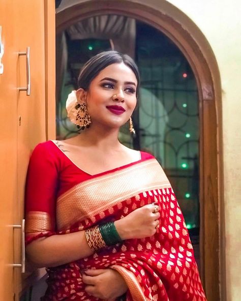 Tomato Red Saree Contrast Blouse, Fashionable Saree Blouse Designs, Cotton Saree Designs, Sari Blouse Designs, Desi Fashion Casual, Indian Saree Blouses Designs, Saree Designs Party Wear, Stylish Blouse Design, Blouse Neck Designs