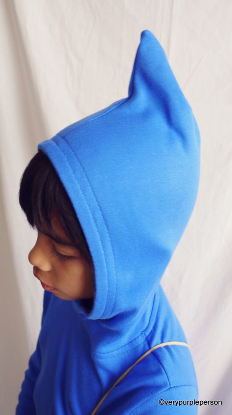 Great tutorial for making this pointed hood.   These hoodies were inspired by a children book, みんなのこびと (cub label) (Minna no Kobito) by Toshitaka Nabata, or loosely translated as 'Everyone's Kobito'. I made them for the Once Upon a Thread event... Hood Tutorial, Sewing Atelier, Kitten Clothes, Hoodie Tutorial, Diy Clothes Refashion, Reversible Bag, Holiday Fabric, Clothes Crafts, Refashion Clothes