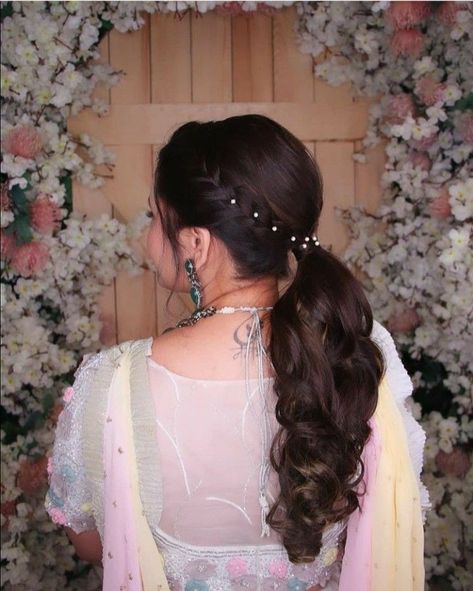 Low Pony Hairstyles, Messy Braided Hairstyles, Simple Bridal Hairstyle, Reception Hairstyles, Hair Style On Saree, Pony Hairstyles, Hair Style Vedio, Engagement Hairstyles, Traditional Hairstyle