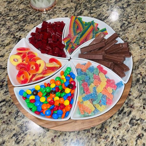 Candy tray idea for movie night with the girlies, friends or family. 🍭🍬🍭🍬 #movienight #candytray #candy #girlsnight #familynight #friendsnight Sleepover Midnight Snacks, Candy Trays For Parties, Movie Night Birthday Ideas, Sleepover Food Ideas Snacks, Candy Tray Ideas, Snack Trays For Parties, Movie Night Tray, Movie Snack Tray, Movie Food Ideas