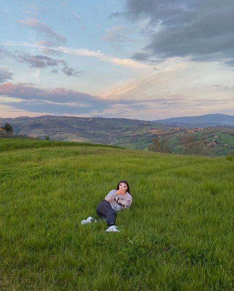 Lanscape Photoshoot Aesthetic, Greenery Aesthetic, Drawing Backgrounds, Summer List, Film Pictures, Concept Art Drawing, A Hill, Take A Break, Photography Inspo