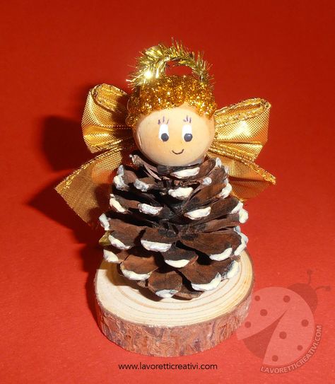 Angelo di Natale con pigna Pine Cone Christmas Decorations, Pinecone Crafts Christmas, Pine Cone Art, Pine Cone Decorations, Cones Crafts, Angel Crafts, Pine Cone Crafts, Handmade Christmas Decorations, Christmas Ornament Crafts