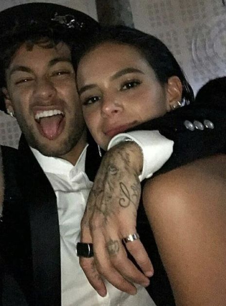 Neymar And Bruna, Neymar Girlfriend, Bruna Marquezine And Neymar, Cute Soccer Couples, Soccer Couples, Footballers Wives, Football Wags, Neymar Football, Friend Poses Photography