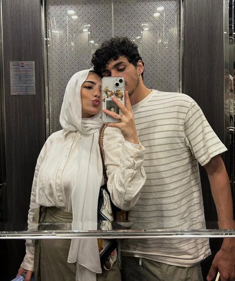 Muslim Couple Outfit, Hijab Couple Aesthetic, Muslim Couple Goals, Hijabi Fits, Muslim Couple Photography, Muslim Couple, Muslim Men, Cute Muslim Couples, Muslimah Fashion Outfits