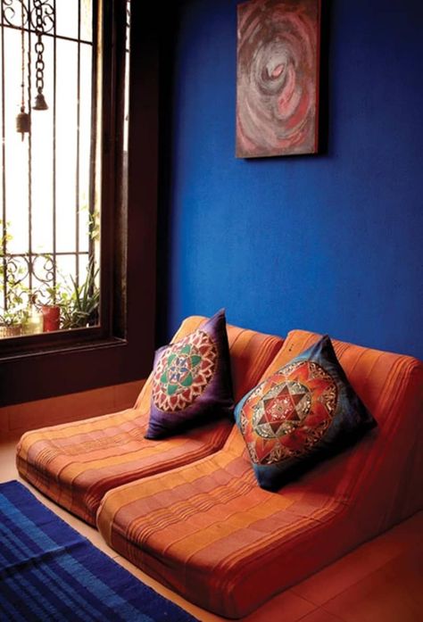 Indian Interiors, Deco Boheme, Floor Seating, Indian Decor, Blue Rooms, Indian Home, Indian Home Decor, Meditation Room, Blue Walls