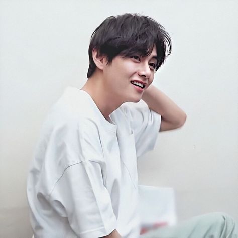 𝐁𝐚𝐧𝐠𝐭𝐚𝐧 𝐒𝐨𝐧𝐲𝐞𝐨𝐧𝐝𝐚𝐧༺♥༻❀༺♥༻ on Instagram: “Taehyung in a white T-shirt should be illegal!🥵 ————————————————————————————— When he wears black and white it be hitting DIFFERENT😍🥵…” Special Force, Kim Taehyung Wallpaper, Elle Fanning, Digital Art Girl, Bts Face, V Taehyung, Bts Video, Bts Taehyung, White T