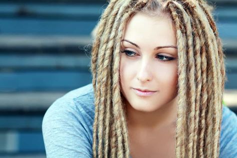 Lady with actual dreads on white hair that's more than just a hairstyle similar to those worn by Ancient Egyptians. How To Do Dreadlocks, White Girl Dreads, Pretty Dreads, Cute Dreads, Beautiful Dreadlocks, Silky Smooth Hair, Brown Hair With Blonde Highlights, Synthetic Dreads, Dread Hairstyles