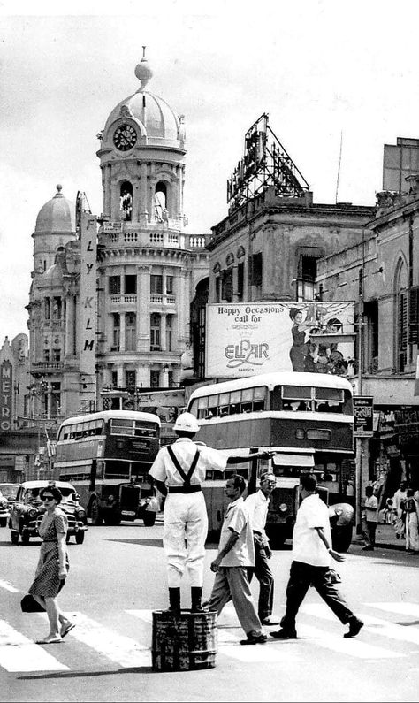 India Old Pictures, Indian Vintage Photography, Vintage Bombay Aesthetic, Old Kolkata Photography, Old Bombay Aesthetic, Photobooth Design, Road Crossing, Aesthetic Indian, India Street