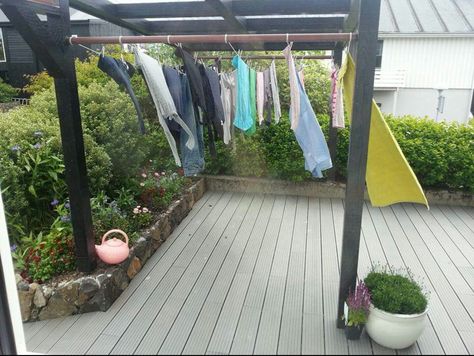 Washing line Outdoor Clothes Drying Shed, Garden Washing Line Ideas, Washing Line Ideas Outdoor Small Garden, Clothes Line Ideas Backyards, Washing Line Ideas Outdoor, Washing Line Ideas, Laundry Lines Outdoor, Diy Clothesline Outdoor, Diy Clothesline