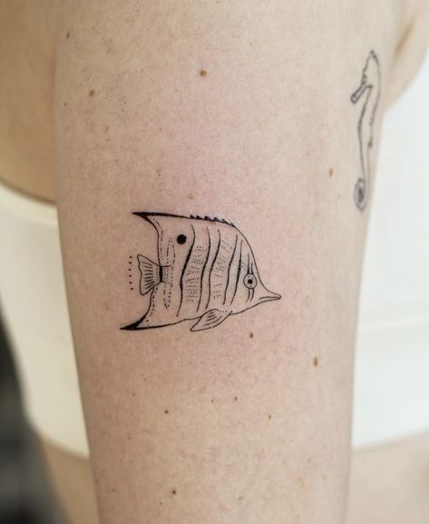 Small Fish Tattoos, Hawaii Tattoos, Butterfly Fish, Ocean Tattoos, Fish Tattoo, Cute Tiny Tattoos, Tattoo Flash Art, Feminine Tattoos, Fine Line Tattoos