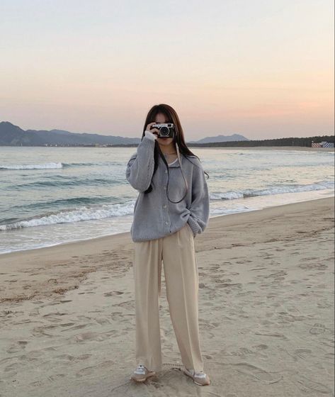 #minimalism #sunset #shore #beach #koreanaesthetics #koreangirl #koreanminimalism #koreanbeachaesthetic Korean Beach Outfit, Comfy Korean Outfits, Korean Instagram, Beach Aesthetics, Korean Photography, Aesthetic Outfits Vintage, Photographer Outfit, Girls With Cameras, Korean Picture