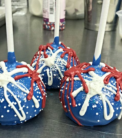 4th of July firework cake pops. Firework Cake Pops, America Desserts, Nettle Cake, Firework Cake, Fireworks Cake, Hulk Party, Fourth Of July Cakes, Pop Ideas, Yoghurt Cake