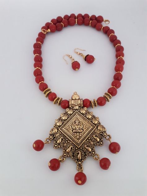 Lakshmi Pendant, Gold Jewellery India, Coral Jewellery, Red Coral Jewellery, Jewelry Necklace Simple, Red Coral Necklace, Glass Beads Jewelry, Beads Jewellery, Coral Necklace