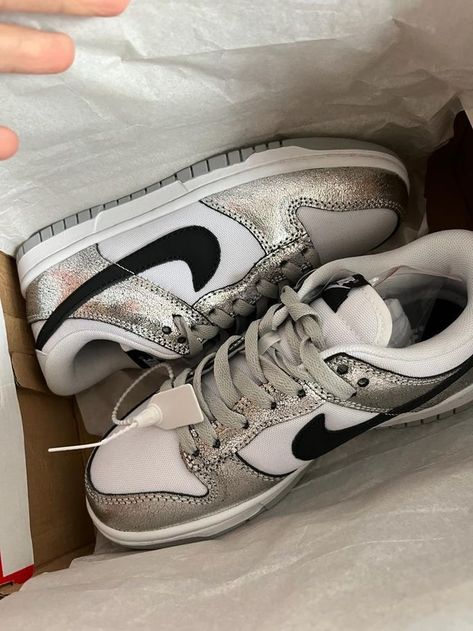 Nike Silver, Dr Shoes, Trendy Shoes Sneakers, Pretty Shoes Sneakers, Shoe Wishlist, Cute Sneakers, Hype Shoes, Girly Shoes, Shoe Inspo