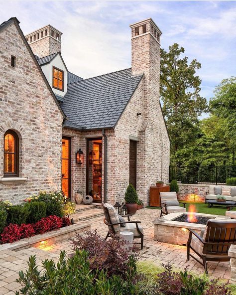 Clean Lines and Modern Design: Home Decor Ideas Brick Chimney, Brick Exterior House, Casa Vintage, Casa Exterior, Studio Mcgee, Dream House Exterior, Stone House, Exterior Brick, Brick House