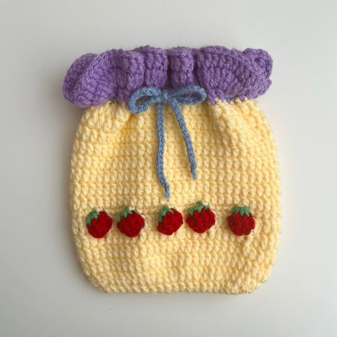 Mina Strawberry Crochet Bag, Mina Crocheting, Lunch Bag Crochet, Crochet Aesthetic Bag, Strawberry Bag Crochet, Crochet Strawberry Bag, Aesthetic Nayeon, Crochet Pouch Bag, Kpop Crochet