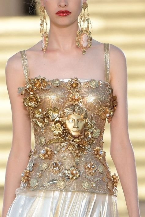 Dolce & Gabbana Couture, Fashion Dream Job, 2019 Runway, Fairytale Fashion, Runway Details, Fashion Design Patterns, Gold Fashion, Greek Mythology, Beautiful Gowns