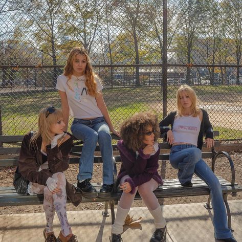 4 Person Friend Group, Syd Deriggs, Indie Y2k Aesthetic, Friend Group Aesthetic, Skater Kids, Art School Kids, Cool Kidz, Group Aesthetic, Friendship Group