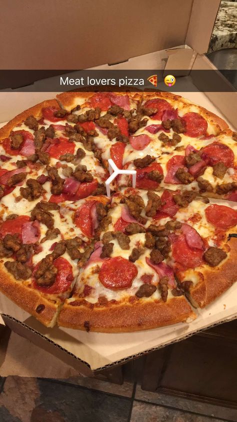 Pizza Aesthetic, Meat Lovers Pizza, Junk Food Snacks, Man Food, Food Drinks Dessert, Food Goals, Meat Lovers, Pizza Pasta, Food Obsession