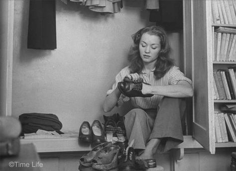 40s Aesthetic, 1940s Aesthetic, Nina Leen, 1950s Housewife, Paris Girl, Vintage Lifestyle, Sylvia Plath, French Girls, French Actress