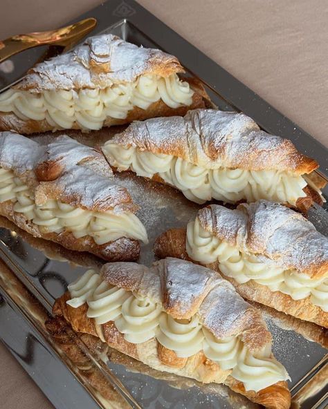 Pastry Croissant, Cooking Desserts, Japanese Dessert Recipes, Yummy Comfort Food, Sweet Pastries, Warm Food, French Pastries, Drink Coffee, Food Obsession