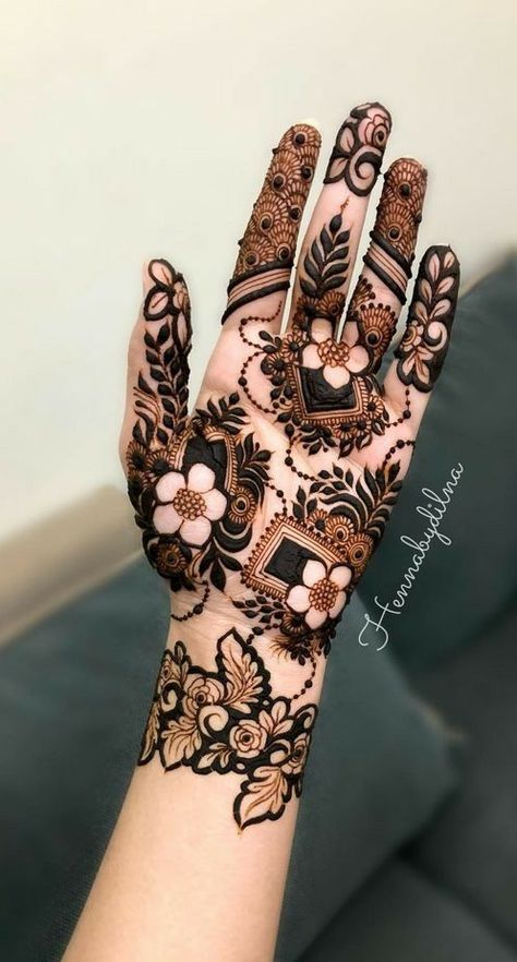 Tattoos Henna Style, Small Henna Tattoos, Henna Style Tattoos, Small Henna, Arab Countries, Front Mehndi Design, Khafif Mehndi Design, Bridal Mehandi, Henna Inspired Tattoos