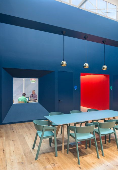 Bestor Architecture uses primary colours in Beats by Dre headquarters Blue And Red Office, Red Hallway, Red Office, Corporate Interiors, Beats By Dre, Workplace Design, Office Workspace, Salou, Design Del Prodotto