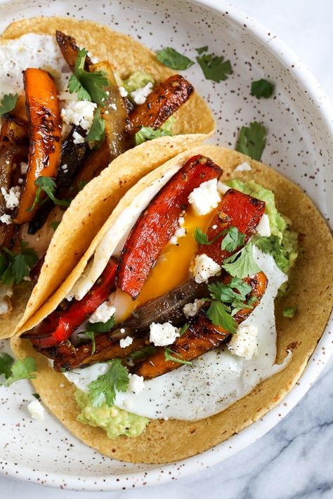 Breakfast Fajitas, Skinnytaste Breakfast, Spicy Breakfast, Breakfast Tacos, Guacamole Recipe, Skinny Taste Recipes, Vegetarian Meals, Healthy Breakfast Recipes, Fajitas