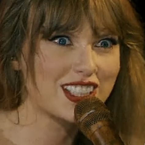 Taylor Swift crazy eyes during champagne problems 🙃 Taylor Swift Awkward, Taylor Swift Blowing Kiss, Taylor Swift Nose Scrunch, Mad Taylor Swift, Taylor Swift Unhinged, Taylor Swift Funny Face, Crazy Taylor Swift, Taylor Swift Shocked, Taylor Swift Crazy