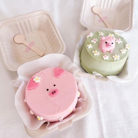 Piggy Cake, Banana Split Cake, Cake For Boyfriend, Pig Birthday Cakes, Korean Cake, Pig Cake, Funny Birthday Cakes, Mini Cakes Birthday, Dog Cakes