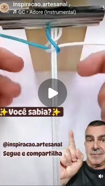 Inspiração Artesanal on Instagram: "Aprenda a fazer uma pulseira de macramê com o elegante nó cruzado! Este design é perfeito para quem busca um visual sofisticado e exclusivo, mas é fácil de fazer e ideal para iniciantes. Use as cores que mais te agradar. Siga o passo a passo e crie sua própria pulseira artesanal em pouco tempo. Deixe sua criatividade brilhar e arrase com este acessório único!"  @inspiracao.artesanal @di_da_nei @hematiterapia @rogeriomuzzi  #macrame #pulseiradomacrame #nócruzado #façavocêmesmo #diycrafts #artesanato #pulseiraartesanal" Macrame, On Instagram, Instagram, Design, Macramé