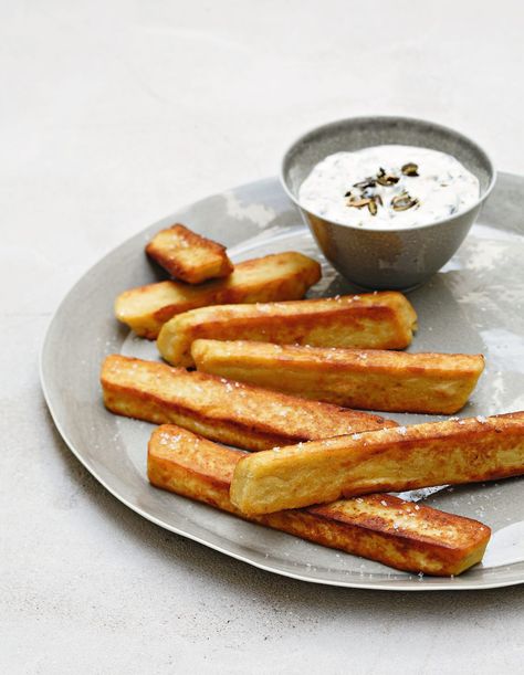 Les panisses croustillantes sont idéales pour un apéritif entre amis ou en famille. Cette recette est très simple à réaliser,… Alain Ducasse, Cheese Pumpkin, Toasted Pumpkin Seeds, Pub Food, Polenta, Pumpkin Seeds, Yummy Snacks, Bon Appetit, Street Food