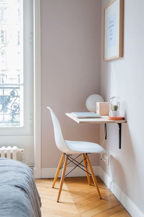 Do you WFH and need a spring refresher? On the blog today, we're sharing five ways to give your WFH space a spring freshening up. Small Space Hacks, Bedroom Hacks, Small Space Bedroom, Bedroom Desk, Small Room Design, Tiny Bedroom, Diy Desk, Simple Bedroom, Small Room Bedroom