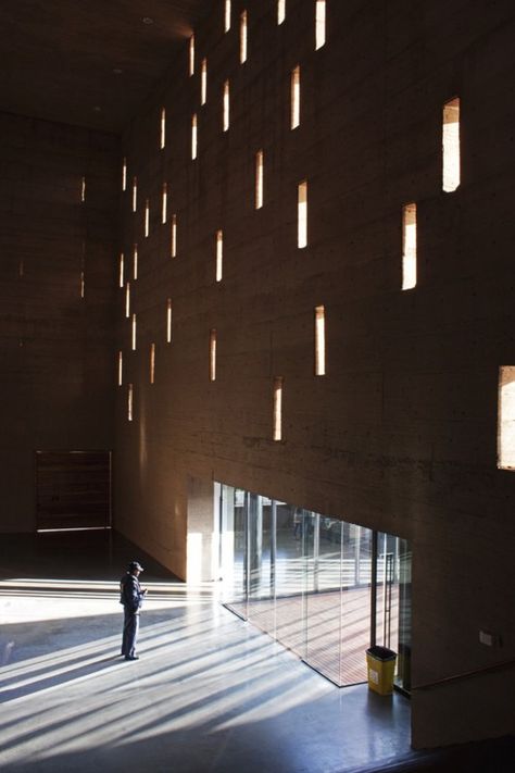 © Andrés Arenas R. Lightwell Architecture, Natural Lighting Design, Memorial Architecture, Shadow Architecture, Mosque Architecture, Hampi, Brick Architecture, Memorial Museum, Museum Architecture