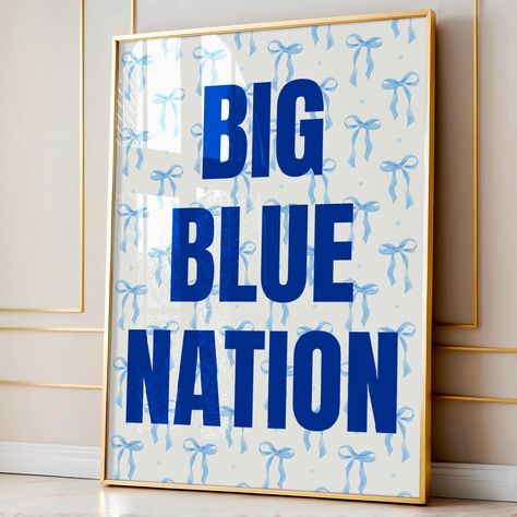 💙 Big Blue Nation Digital Print 💙 Calling all the girlies heading back to the dorms--this one's for you! Show off your Kentucky Wildcats pride with this bold and stylish "Big Blue Nation" digital print. Perfect for decorating your dorm room or apartment and bringing that classic Wildcats spirit with you wherever you go! Key Features: Digital Download: Instant access to your file upon purchase--no waiting! Perfect for Wildcats Fans: Whether you're in the dorm, at home, or anywhere in between, this print adds a pop of school pride to any space. Versatile Print Sizes: This digital file is available in multiple aspect ratios, ready to be printed at your convenience. Available in three aspect ratios: 2:3, 3:4, and 4:5, allowing you to print in a variety of sizes to suit your decor needs 📐 As University Of Kentucky Prints, University Of Kentucky Dorm Room Ideas, Kentucky Dorm Room, Kentucky Wall Art, University Of Ky, Big Blue Nation, Dorm Room Designs, Love Shack Fancy, Go Big Blue