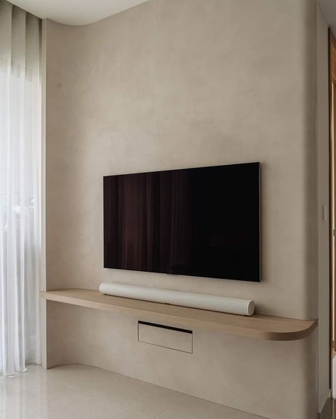 Tv Feature Wall Bedroom, Tv Console Interior Design, Japandi Media Wall, Hotel Tv Wall, Minimal Tv Wall Design, Muji Interior, Tv Feature Wall, Bedroom Tv Wall, Japandi Living Room