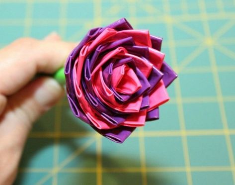 This is a guide about making a duct tape rose. Duct tape has become a popular crafting medium. Duct Tape Flower Pens, Duct Tape Rose, Duct Tape Flowers, Recycling Crafts, Duct Tape Wallet, Duct Tape Crafts, Craft Flowers, Rose Crafts, Flower Pens