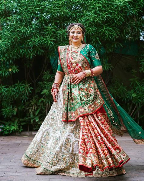 Stunning Gujarati Brides And Their Traditional Sarees Gharchola Lehenga Brides, Gujarati Lengha, Gujarati Wedding Dress, Gujarati Panetar Bridal, Gujarati Wedding Panetar, Brides Mother Indian Outfit Saree, Gujarati Bride Traditional, Gujarati Saree Look For Wedding, Panetar Gujarati Saree