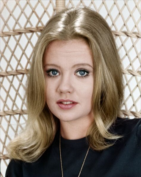 Lovely Hayley Mills. Hailey Mills, Hayley Mills, Donna Mills, Elizabeth Montgomery, Canadian Girls, Celebrity Stars, Woman Movie, Child Actresses, Photo Postcard