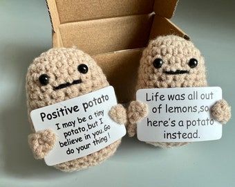 Crochet Potato, Positive Potato, Small Crochet Gifts, Cadeau Diy, Crochet Decoration, Quick Crochet, Fun Crochet Projects, Motivational Gifts, Diy Crochet Projects