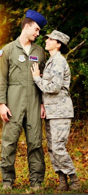 Military couple... Air Force .. Aircrew Air Force Couple Goals, Army Photoshoot, Army Couples, Military Couple Photoshoot, Military Boyfriend, Air Force Wedding, Military Couples Photos, Military Engagement Photos, Military Marriage