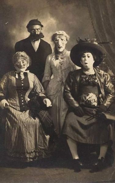 Family photo? Vintage Bizarre, Vintage Halloween Costumes, Creepy Old Photos, Images Terrifiantes, Creepy Halloween Costumes, Vintage Halloween Photos, Photo Halloween, Creepy Costumes, Creepy Vintage