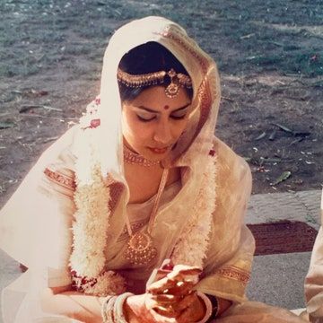 Simple Wedding Look Indian Bride, Simple Indian Bride, Minimal Indian Wedding, Cream Suit, Simple Bride, India Wedding, Bengali Wedding, Two Braids, All Heart