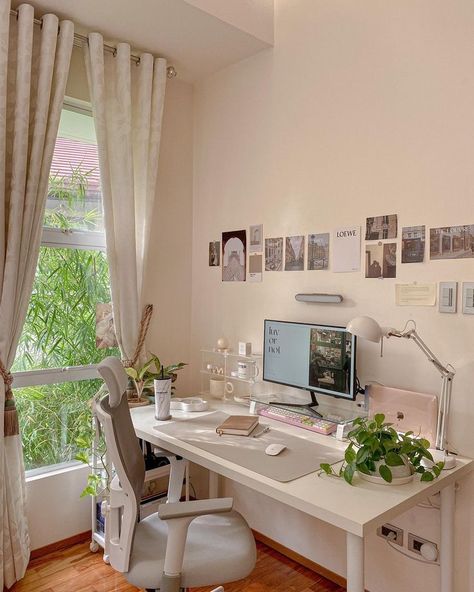 Cute Minimalist Office, Desk Setup With Storage, Desk Inspo Aesthetic Study, Office In Room Bedrooms, Minimalist Desk Aesthetic, College Dorm Desk Ideas, Desk Inspiration Aesthetic, College Desk Setup, Desk Set Up Aesthetic