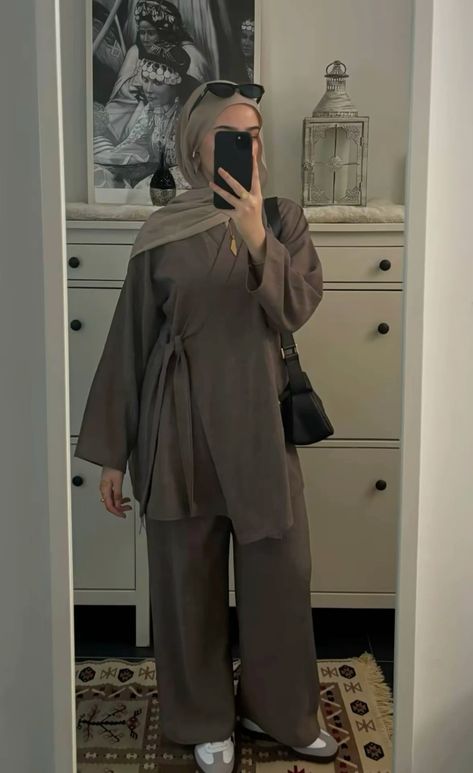 Hijabi Abaya Fashion, Hijab Everyday Outfit, Hijab Cold Weather Outfit, Hijab Fashion Pants, Cute Halal Outfits, Hijabi Co Ord Outfits, Hijabi Wardrobe Essentials, Smart Hijabi Outfits, Hijab Summer Style