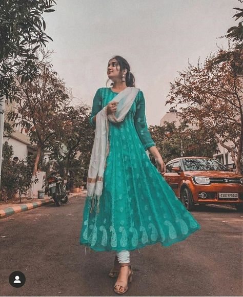 Outfits Indian, Traditional Indian Dress, Casual Indian Fashion, Salwar Kamiz, Indian Photoshoot, Traditional Indian Outfits, Indian Gowns Dresses, Kurti Designs Party Wear, Indian Gowns