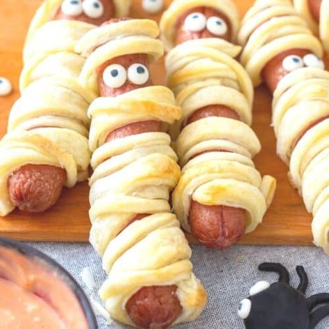 Hotdog Mummies, Halloween Hot Dogs, Halloween Food Mummy, Halloween Hotdogs, Hot Dog Crescent Rolls, Mummy Hot Dogs, Making Hot Dogs, Gluten Free Halloween, Mummy Dogs