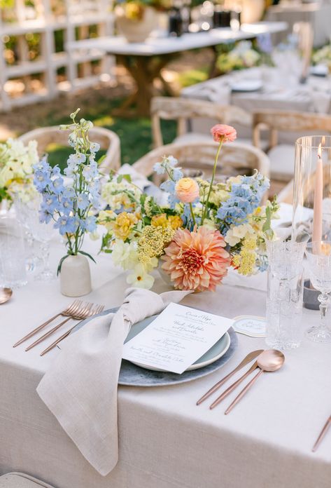 Wedding Summer Florals, Summer Flower Wedding Centerpieces, Bridal Shower Table Setting Simple, Pastel Color Wedding Theme Table Settings, Peach And Blue Centerpieces, Bright Wedding Table Decorations, Summer Bud Vases Wedding, Circle Tablescape, Wedding Table Design Round